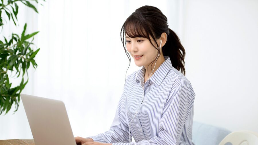 イヤホンをしている女性のイメージ画像