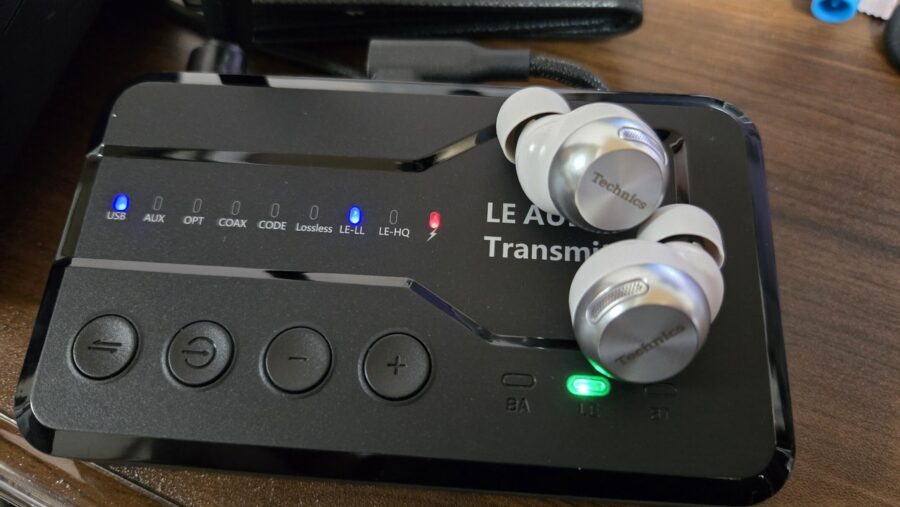 Technics EAH-AZ100にLC3で接続した様子
