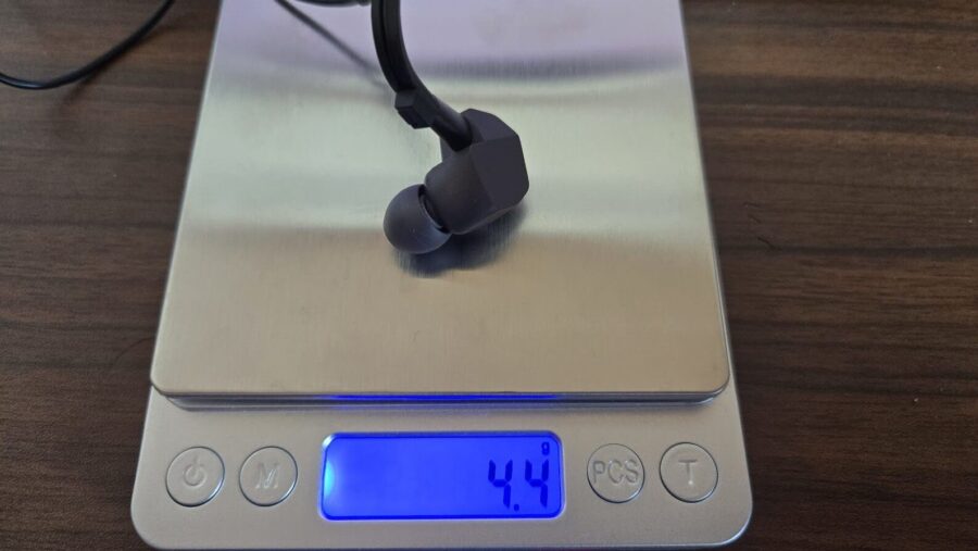 筐体重量は4g程度