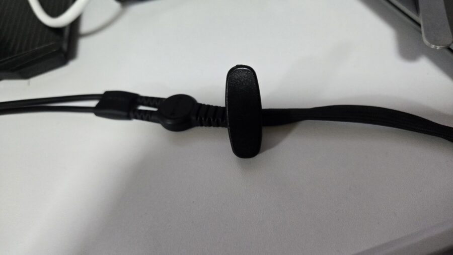 イヤホンクリップを実際に装着している様子